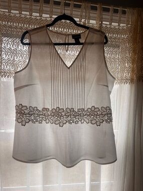 Liz Claiborne Cream Sleeveless V-Neck Camisole with Lace Waistband